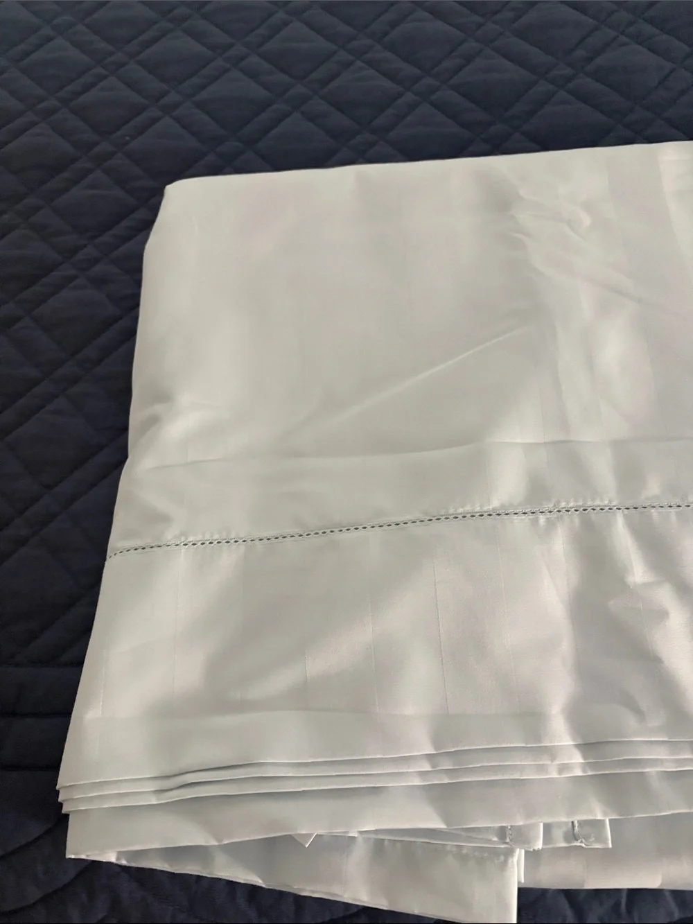 2 flat queen sheets. Never used.